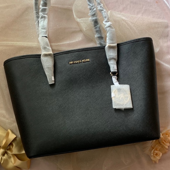 Michael Kors Handbags - NWT!!! MICHAEL KORS TOTE 🤩